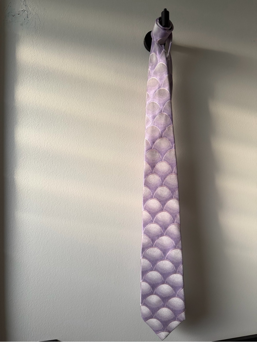 VIntage ROMEO GIGLI silk blend tie Made In Italy
lavender & silver scale print
